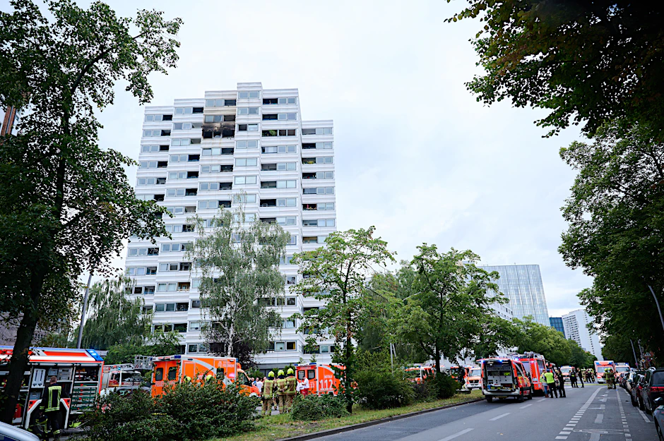 Fahrzeuge der Feuerwehr stehen vor einem Hochhaus in Berlin-Kreuzberg, in dem ein Feuer ausgebrochen war. Wegen eines Brandes im zehnten Stock eines Hochhauses in Berlin sind zwei Menschen aus dem Gebäude gesprungen und ums Leben gekommen.&nbsp;