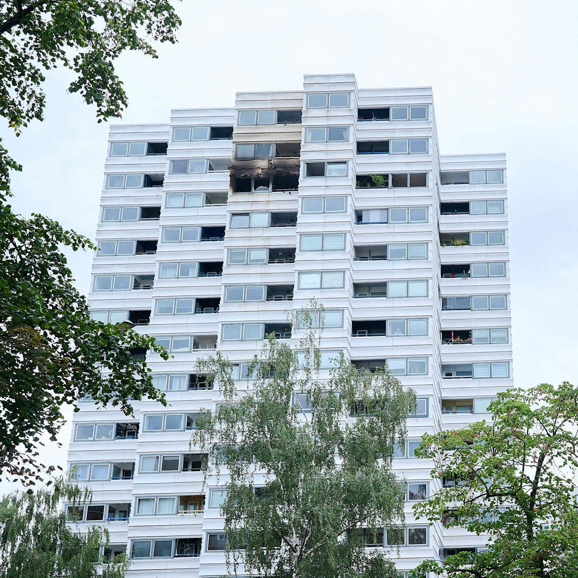 MIT VIDEO! Feuerdrama in Berlin: Zwei Menschen springen aus Hochhaus - tot