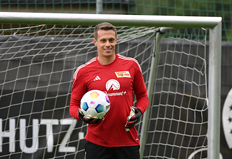 Will Stammkeeper Frederik Rönnow zu Höchstleistungen antreiben: Unions neue Nummer zwei im Tor, Alexander Schwolow.