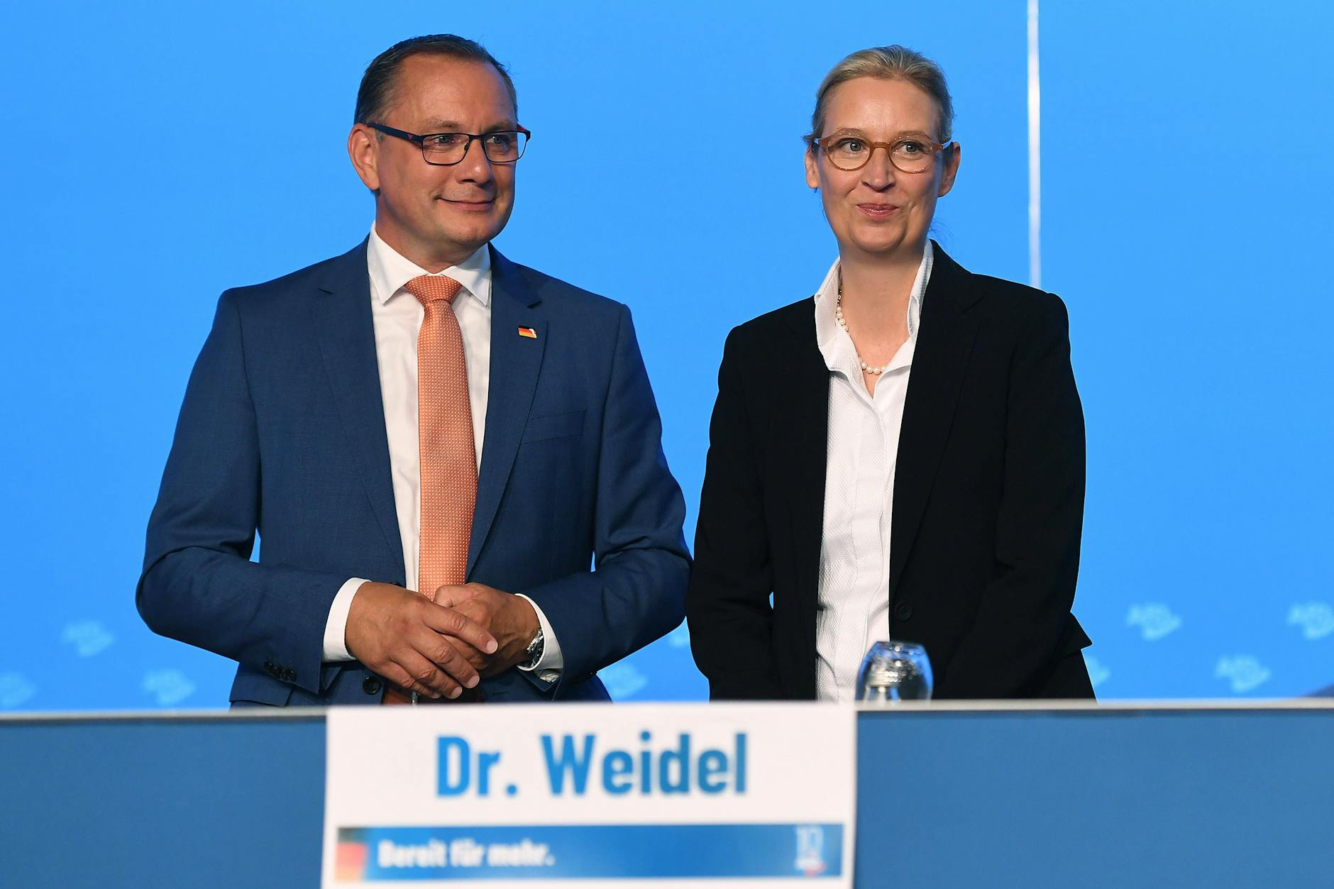 Bundesparteitag der Alternative für Deutschland in Magdeburg: Tino Chrupalla Bundessprecher AfD (l), und Parteichefin Alice Weidel (r) stehen auf der Bühne.