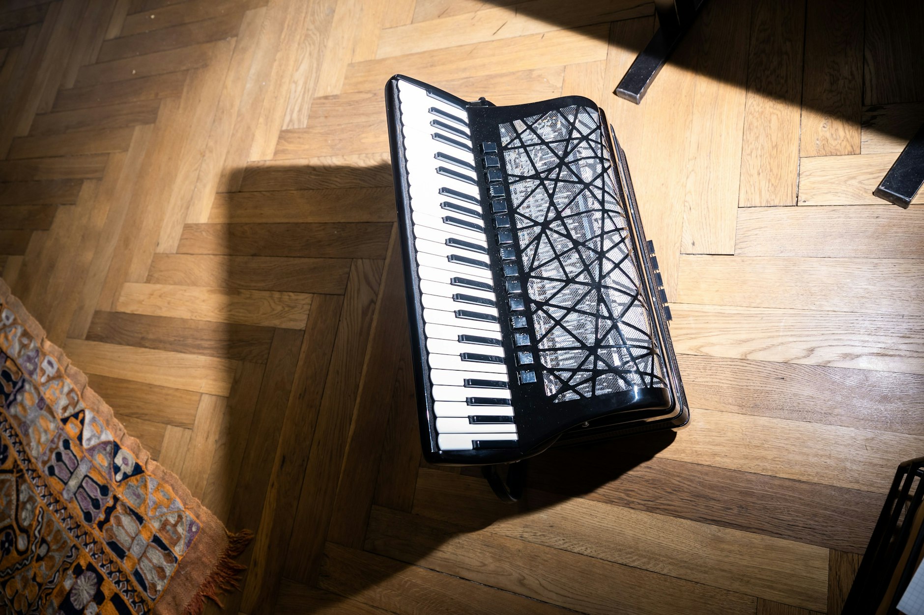 Sein Akkordeon kommt aus dem italienischen Akkordeonbauerort Castelfidardo.