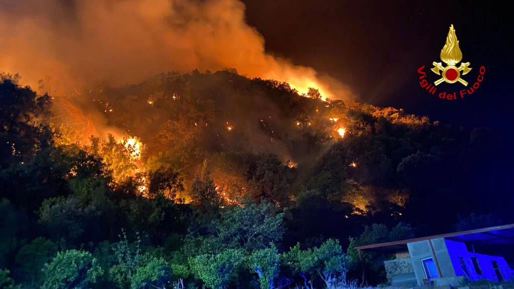 Waldbrand bei Messina auf Sizilien. Auch auf den griechischen Inseln gab es verheerende Feuer.&nbsp;