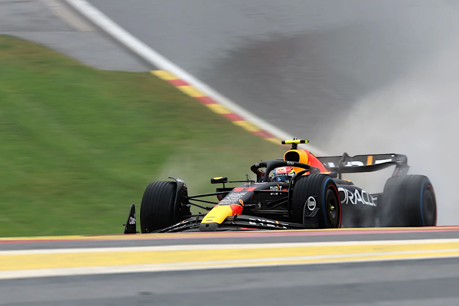 Sergio Pérez steuert seinen Red Bull über die nasse Rennstrecke in Spa-Francorchamps.  