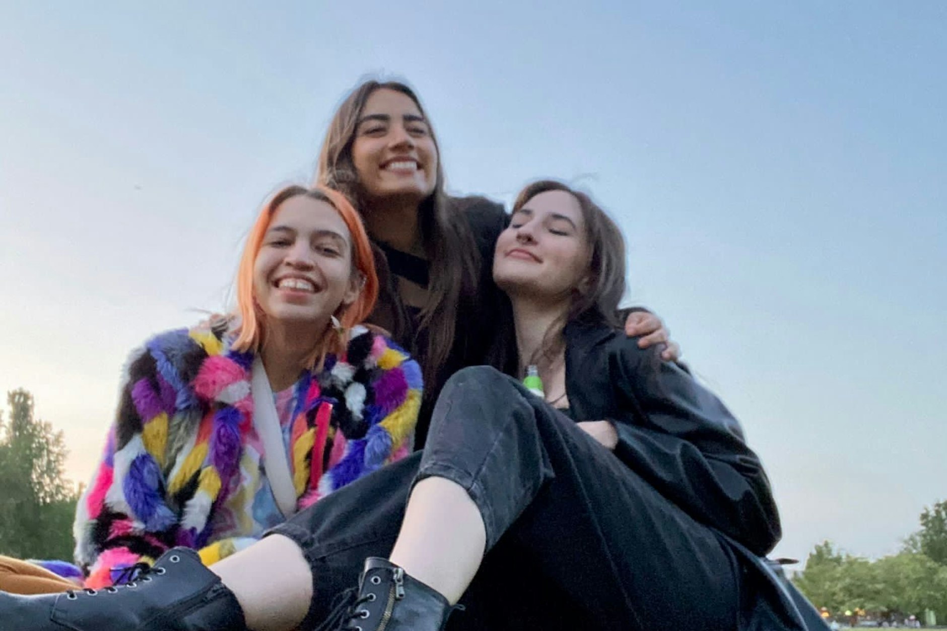 María Fernanda (M.) mit Freundinnen in Berlin. Sie liebt die Stadt und ihr Leben war in Bewegung, sagt ihr Vater.