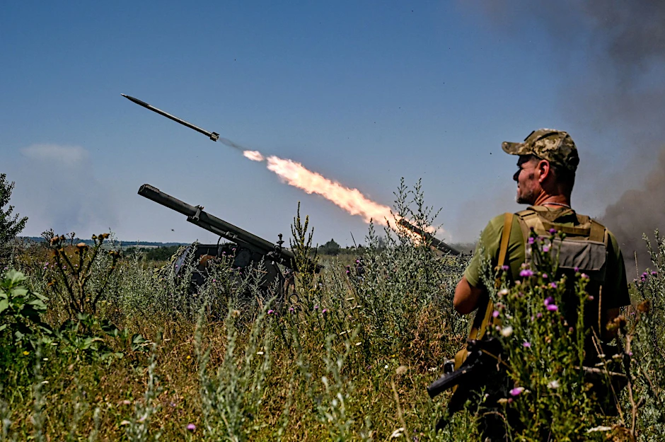 Soldaten einer separaten Brigade der Territorialen Verteidigung aus Dnipro feuern mit einem Partizan-Raketenwerfer auf russische Stellungen.  