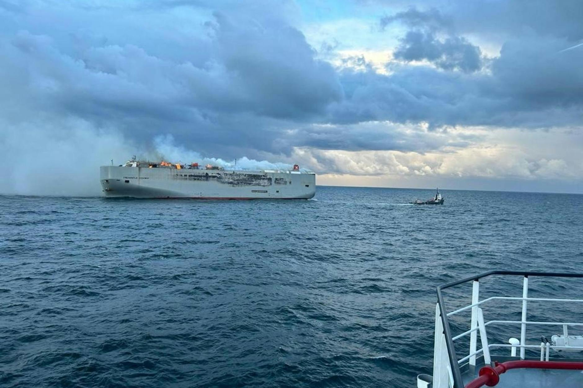 Brand auf einem Frachter mit rund 3800 Autos vor der niederländischen Insel Ameland