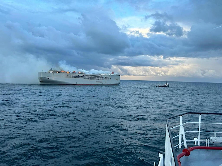 Brand auf einem Frachter mit rund 3800 Autos vor der niederländischen Insel Ameland