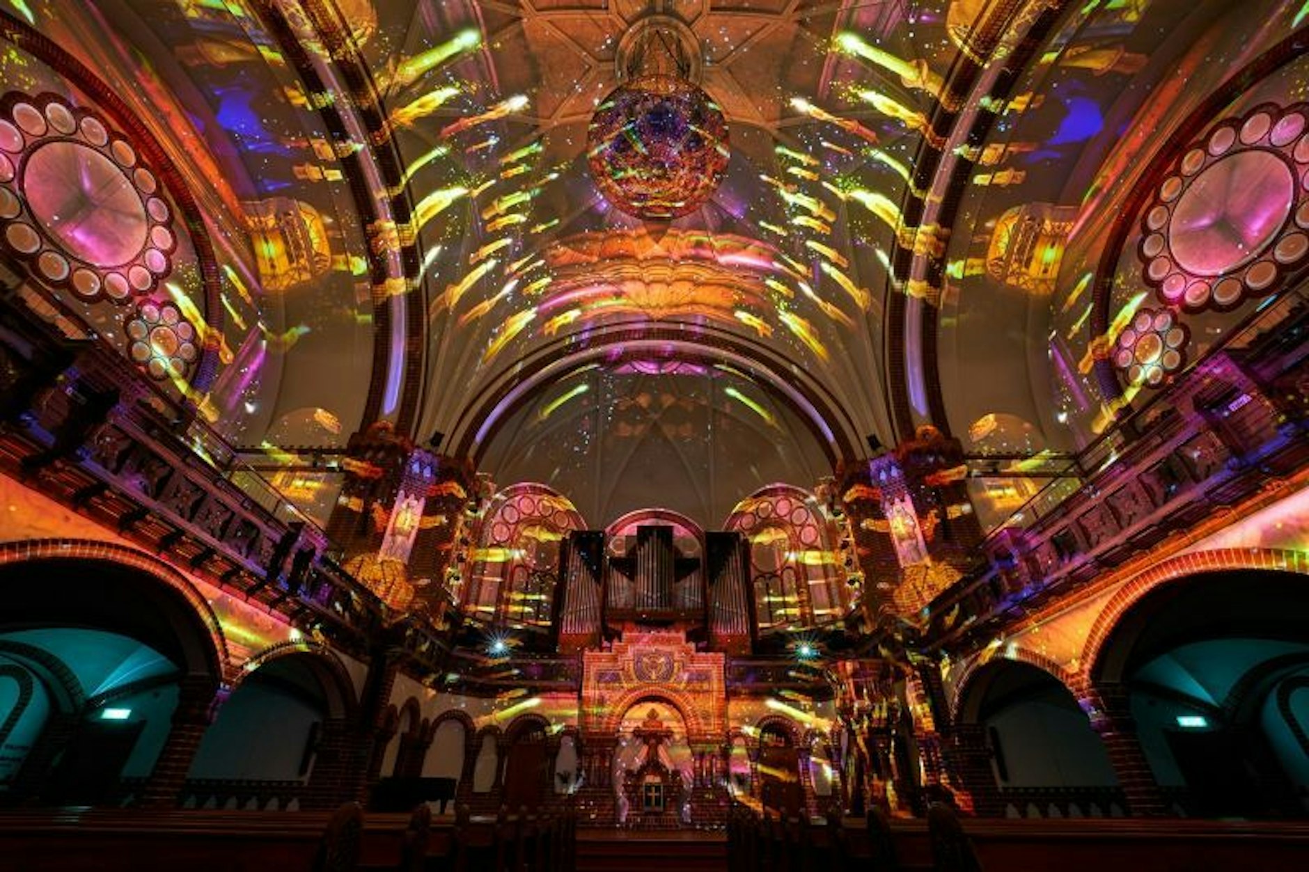 Erleben Sie auf dieser wunderbaren audiovisuellen Reise die Schöpfungsgeschichte der Welt. Die immersive Show GENESIS ist zauberhaft und ein emotionales Ereignis!