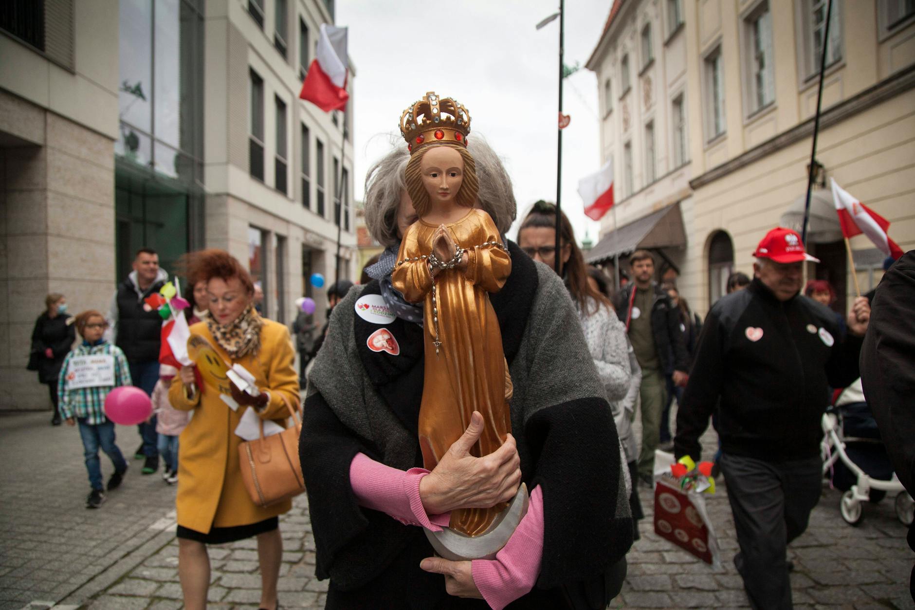 19.9.21 - Eine Frau hält eine Marienfigur während eines Anti-Abtreibungsmarsches für das Leben in Warschau.