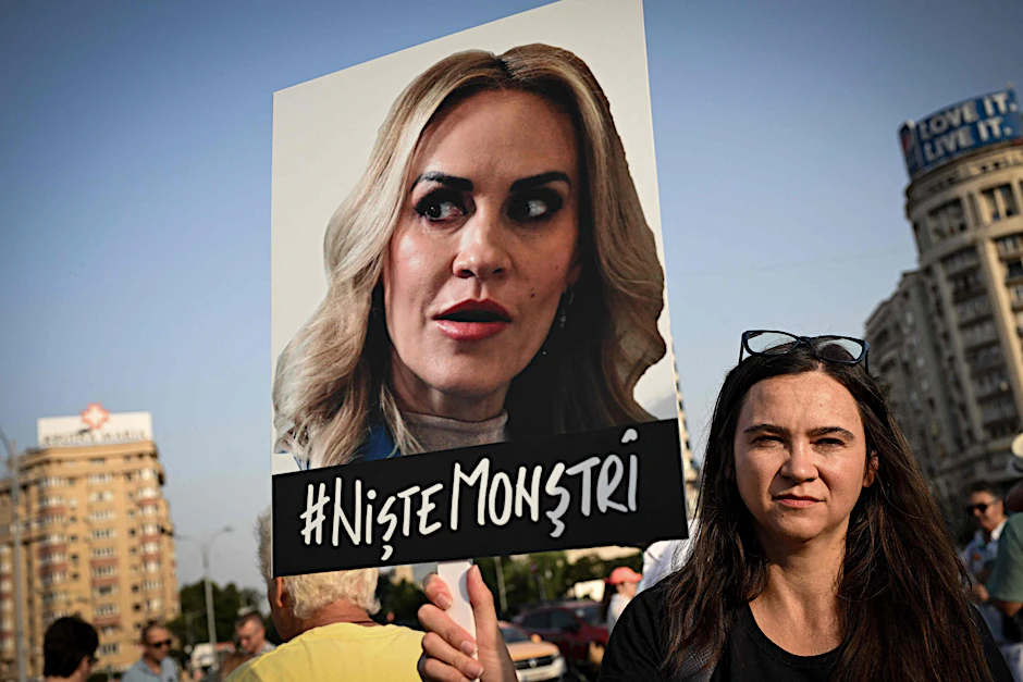 Eine Frau hält ein Protestplakat mit dem Porträt von Gabriela Firea – bis zu ihrem Rücktritt am Freitag war sie Familienministerin. Fireas Mann ist Bürgermeister von Voluntari, wo ebenfalls ein Heim des Grauens existierte. Ihre Schwester leitete jahrelang die Behörde, die für die Kontrolle der Heime zuständig ist.
