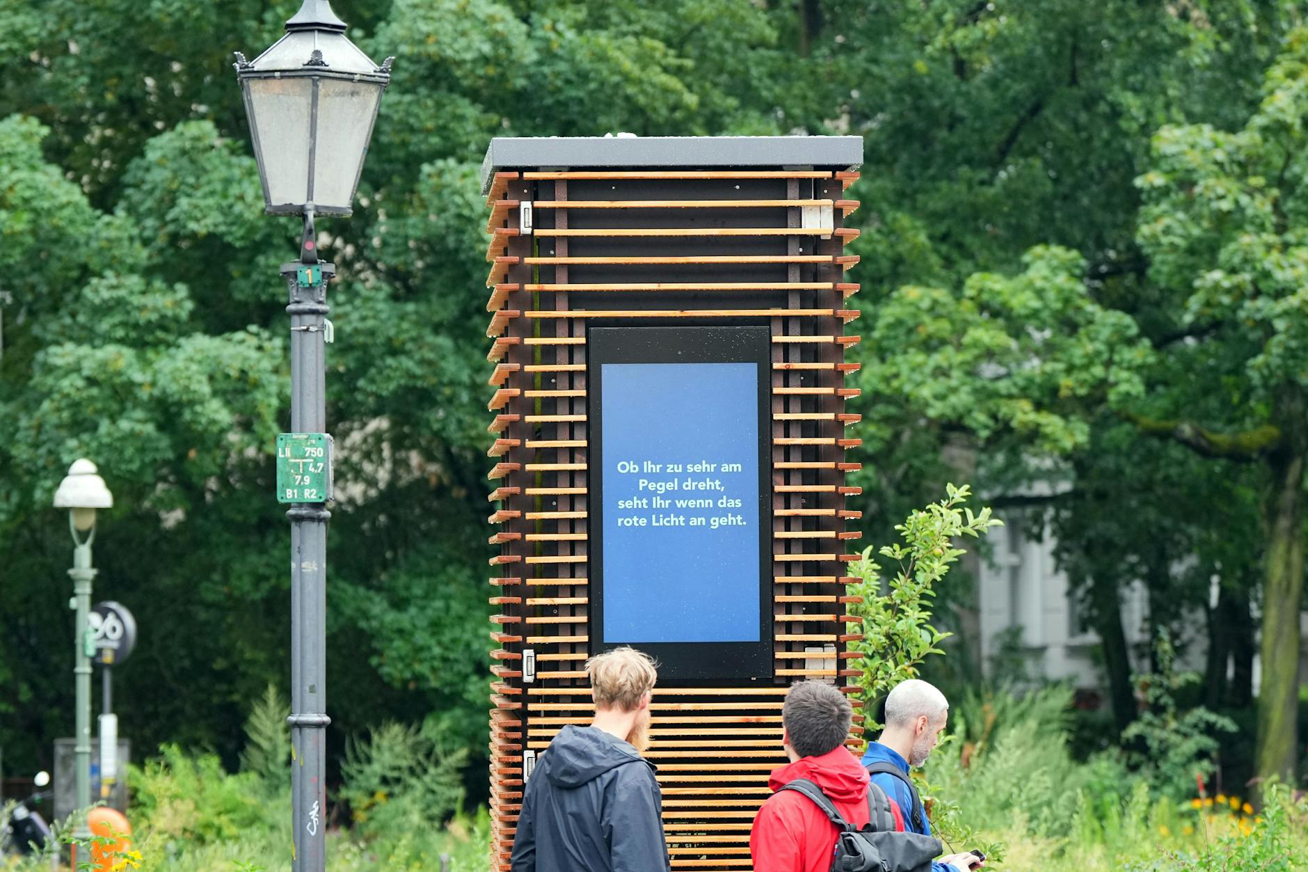 Der neue CityTree-Lärmomat steht an der Admiralbrücke. Vor allem in den Nachtzeiten soll das Gerät per Display-Anzeige zur Ruhe aufrufen. 