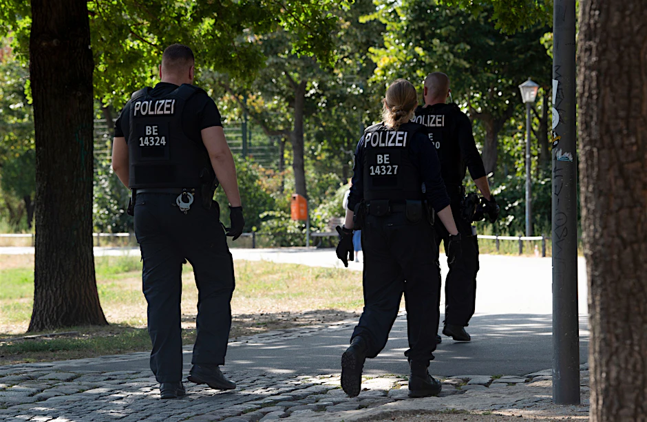 Polizeibeamte sind im Görlitzer Park unterwegs. Derzeit wird darüber diskutiert, wie die Sicherheit im Görli verbessert werden kann.&nbsp;&nbsp;