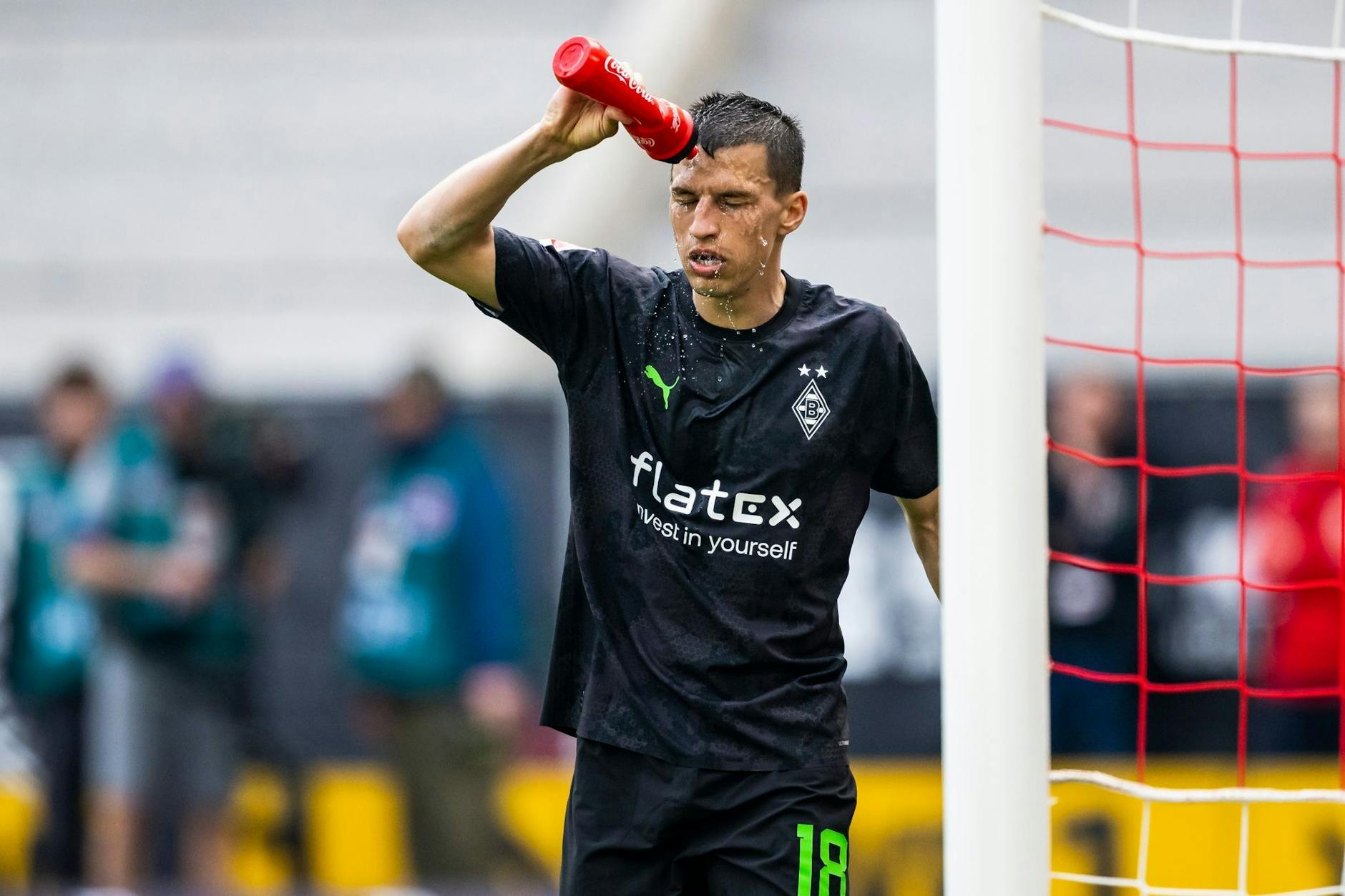 ARCHIV - Bei Gladbachs Stefan Lainer wurde eine Lymphknotenkrebs-Erkrankung festgestellt.