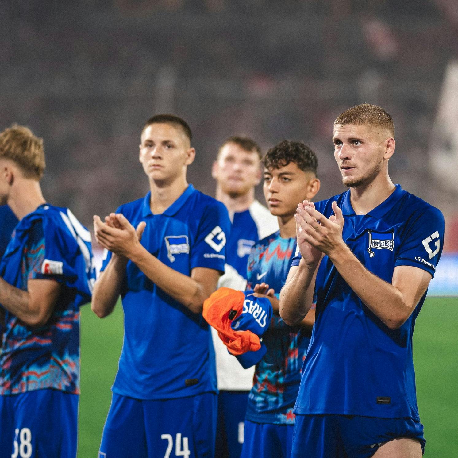 Bence und Marton Dardai klatschen den mitgereisten Hertha-Fans in Düsseldorf Beifall und bedanken sich.