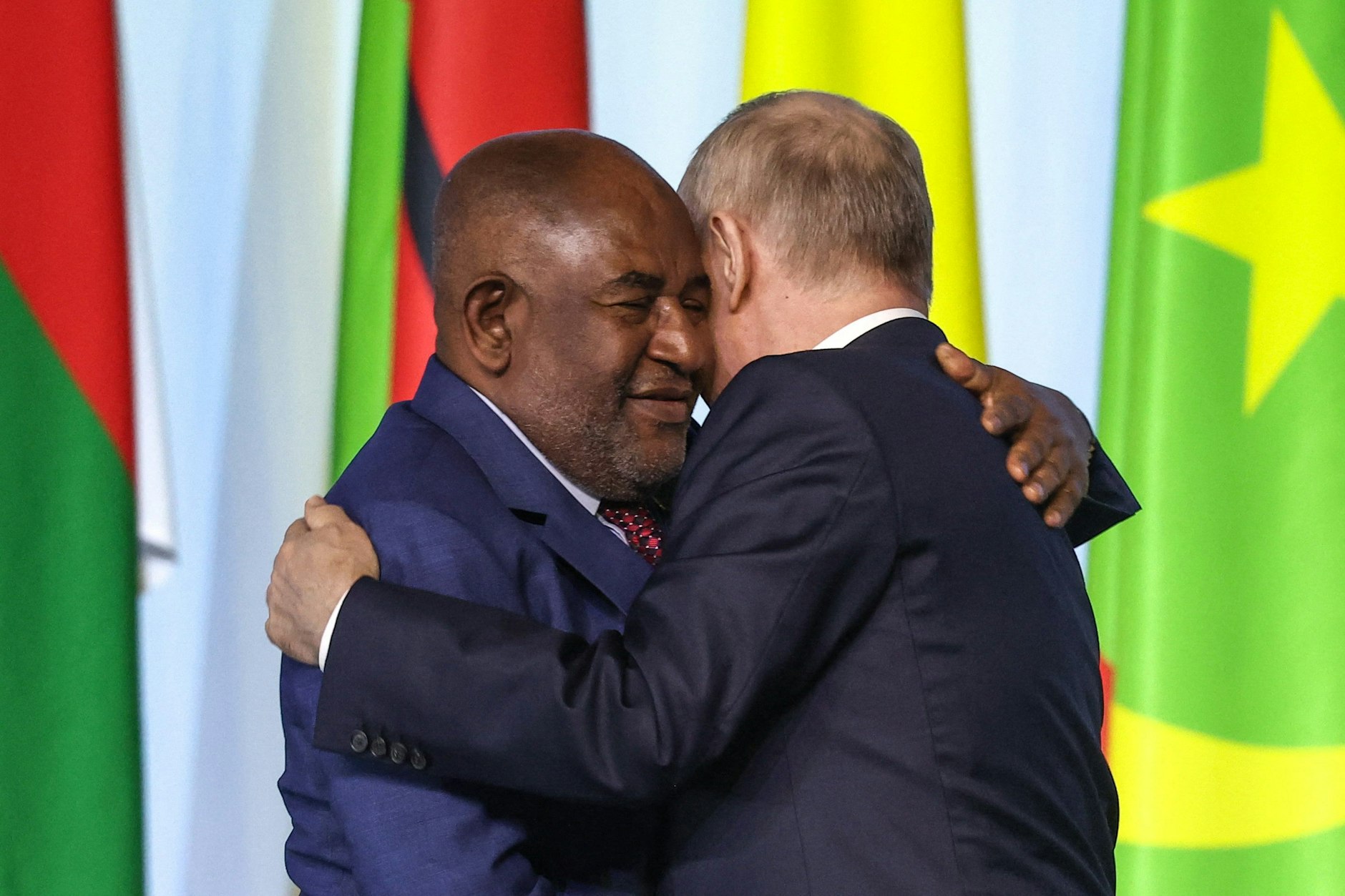 Der russische Präsident Wladimir Putin umarmt den Präsidenten der Komoren und Vorsitzenden der Afrikanischen Union Azali Assoumani.