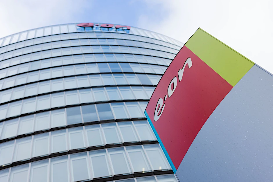 ARCHIV - Blick auf die Konzernzentrale des Energiekonzerns Eon in Essen. Mit den Preissenkungen gibt der Energieversorger nach eigenen Angaben die in den letzten Monaten gefallenen Großhandelspreise für Strom und Gas an die Kundinnen und Kunden weiter.  