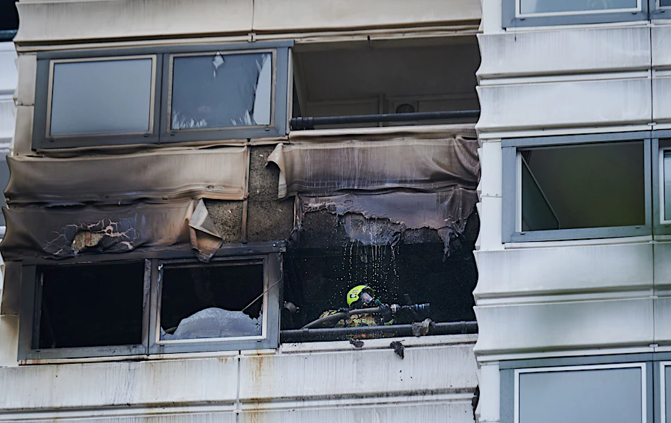 Feuerwehr im&nbsp;Einsatz in dem in Brand geratenen Hochhaus in&nbsp;Berlin-Kreuzberg.