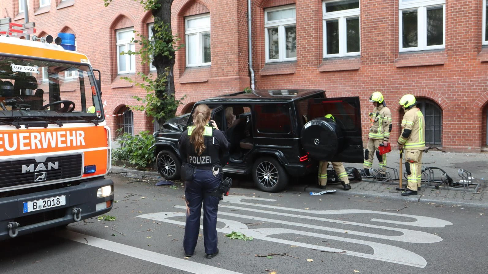 Zu schnell in der 30er-Zone unterwegs? Einsatzkräfte am Einsatzort in Neukölln.