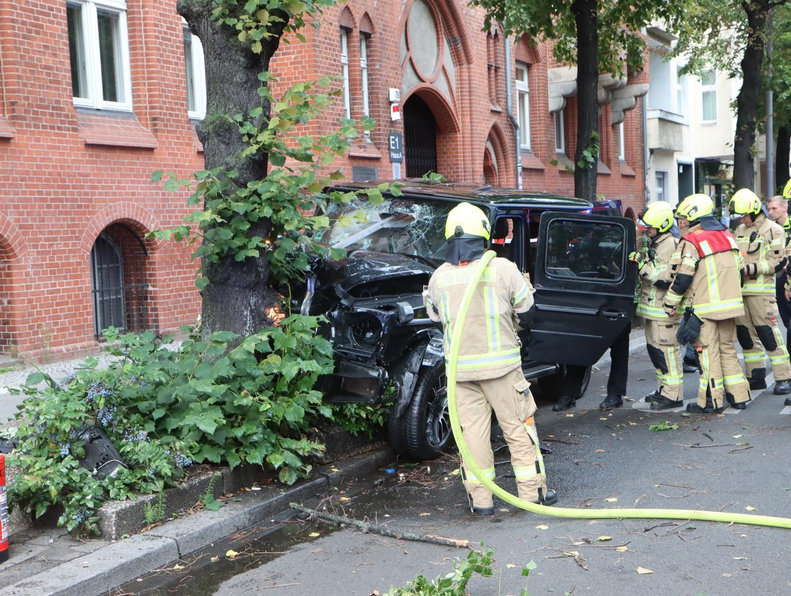 Unfall Auf Der Sonnenallee: SUV Kracht Gegen Straßenbaum – Drei Verletzte