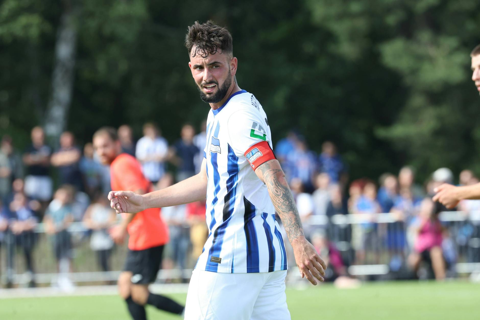 Marco Richter trug bei Herthas Testspielen oft die Binde. Jetzt auch beim Saisonauftakt in Düsseldorf.