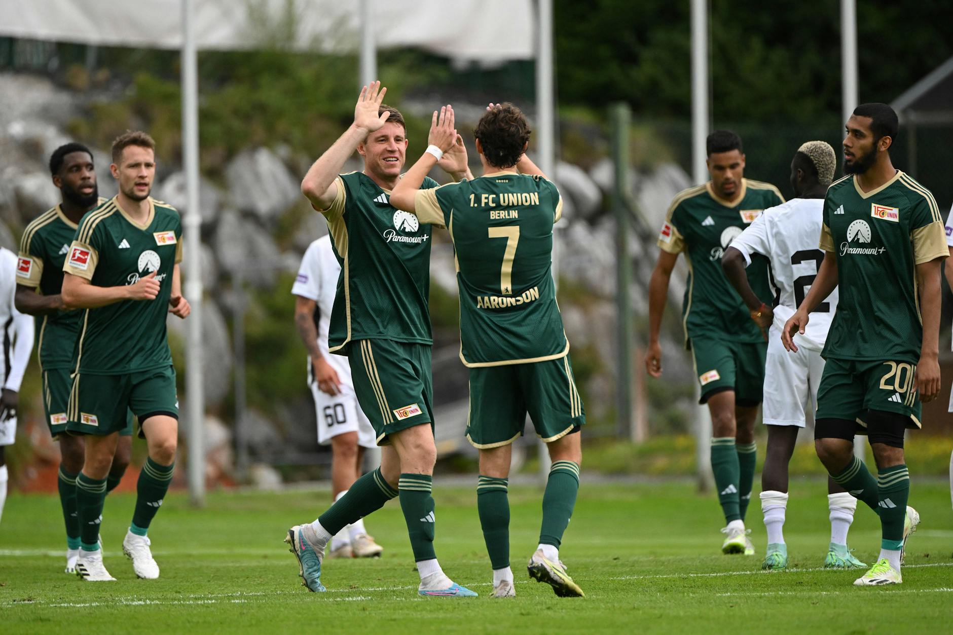 Dominique Heintz freut sich mit Brenden Aaronson über seinen Treffer im Test gegen Pafos FC.