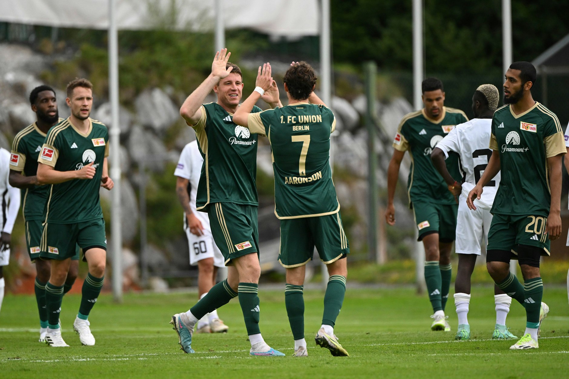 Dominique Heintz freut sich mit Brenden Aaronson über seinen Treffer im Test gegen Pafos FC.