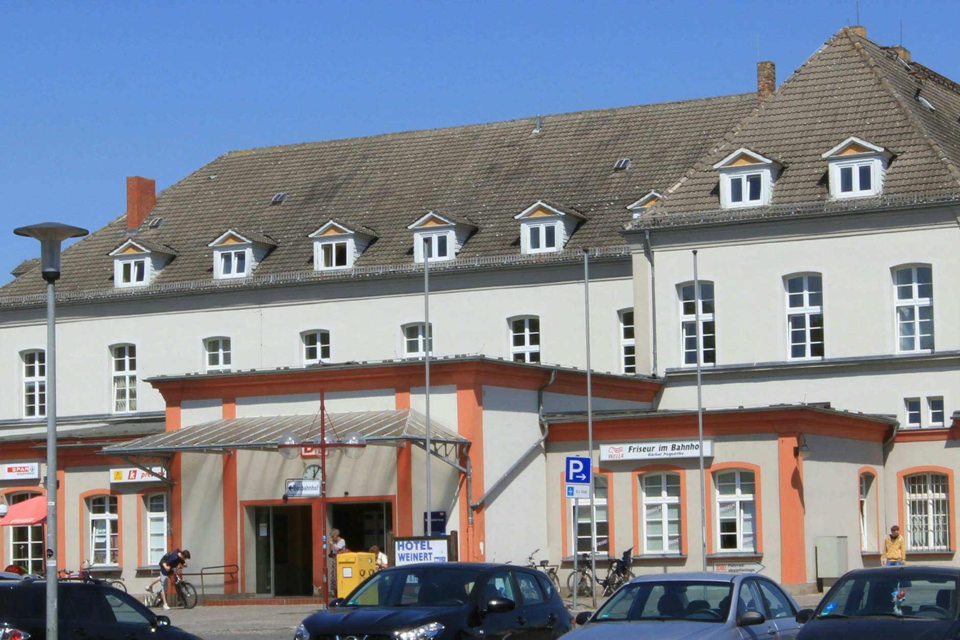 Vor dem Bahnhof von Neubrandenburg hängt derzeit normalerweise eine Regenbogenflagge.