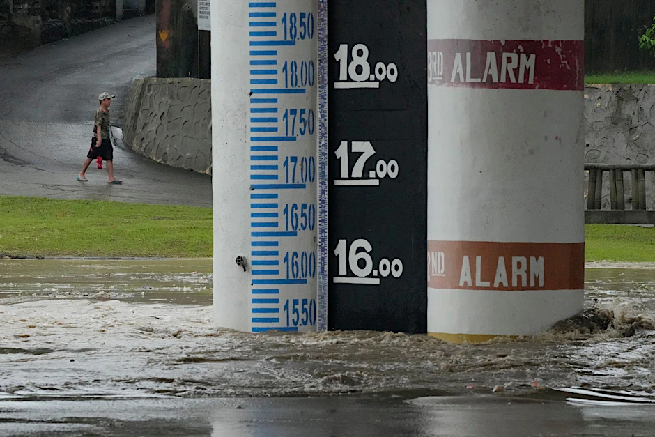 Starke Regenfälle haben auf den Philippinen die Flüsse anschwellen lassen.  