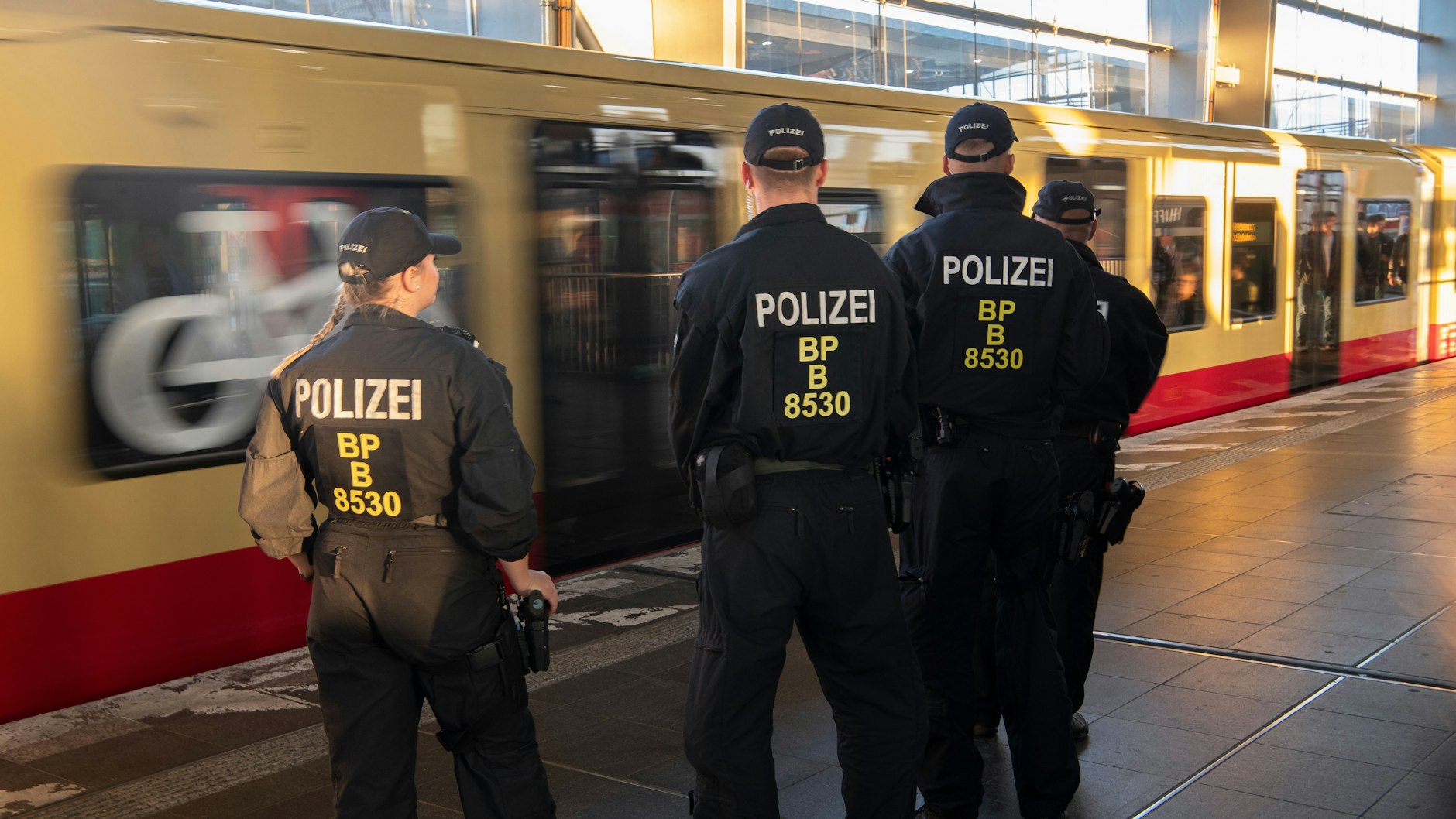 Bundespolizisten stehen am Bahnhof Ostkreuz auf einem Bahnsteig. Die Beamten überprüfen auf den Bahnhöfen der Stadt wieder die Einhaltung des Mitführverbotes von gefährlichen Gegenständen.