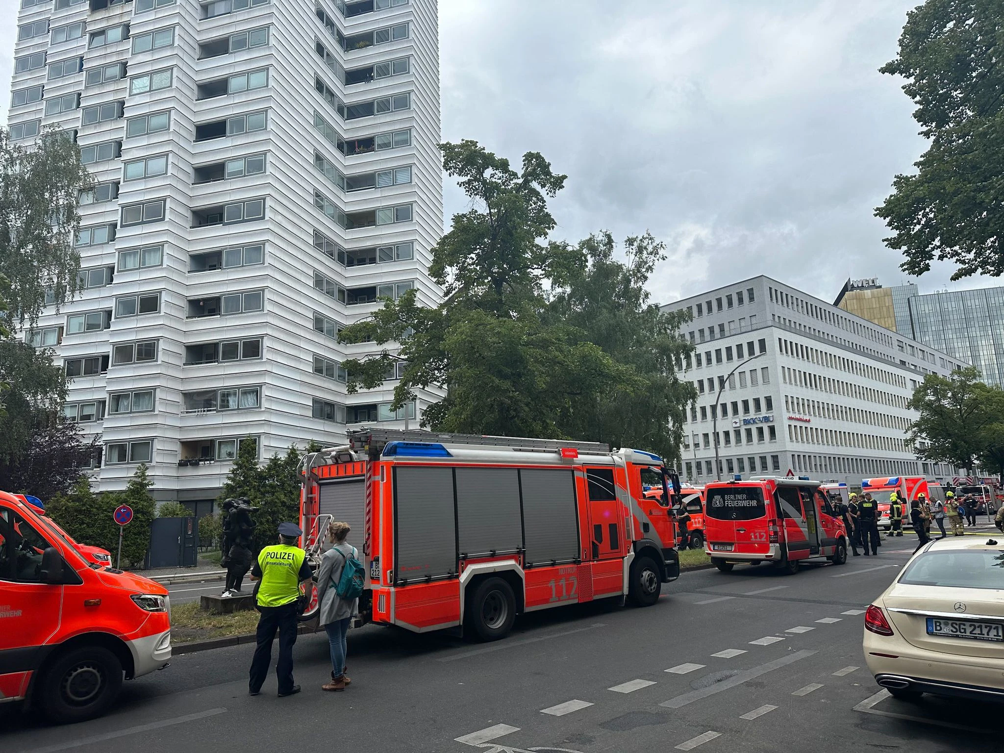 Einsatzkräfte vor dem Hochhaus in Berlin, in dem ein Feuer im zwölften Stock ausgebrochen war.  