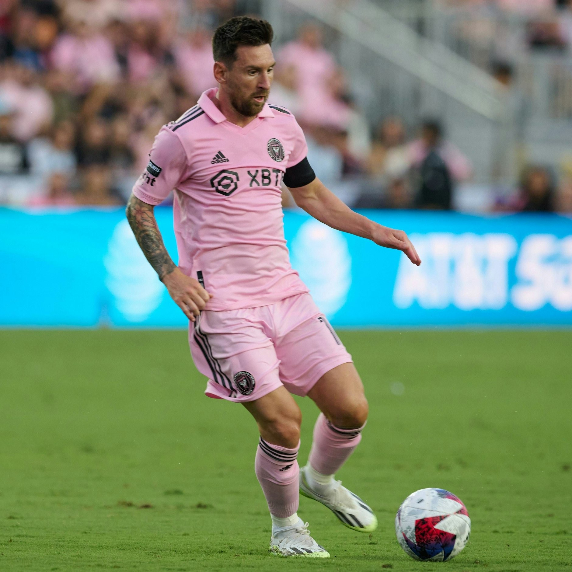 Lionel Messi im Rosa-Trikot von seinem Klub Inter Miami.