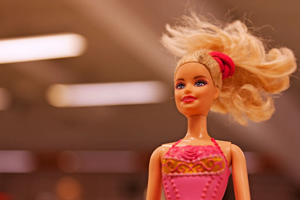 Frau macht 43 OPs, um wie Barbie auszusehen – Hater nennen sie „Zombie“