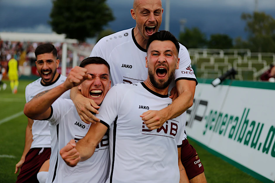Torjubel in Weinrot-Weiß: Es freuen sich Rufat Dadashov, Steffen Eder, Ben Meyer und Vasilios Dedidis (v.r.).
