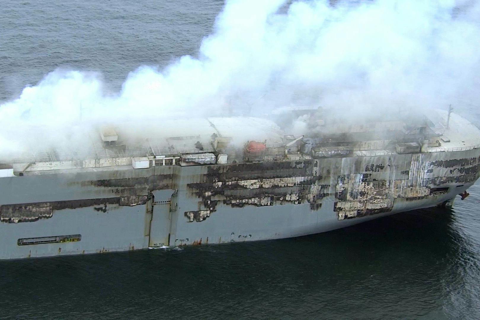 Auto-Frachter „Fremantle Highway“ in der Nordsee, von dem immer noch Rauchwolken aufsteigen. Das Feuer schwächt sich ab, erstmals konnten Berger an Bord.