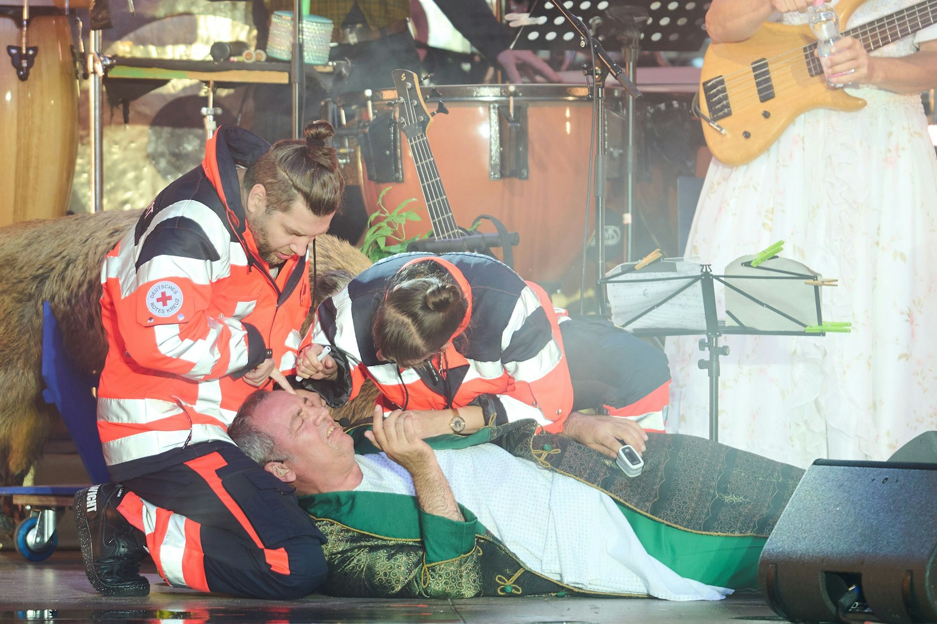 Nie war 100-prozentig klar, ob Rainald Grebe den kranken Mann bei seinem Konzert nur spielt oder ob er wirklich kurz einen Aussetzer hat.