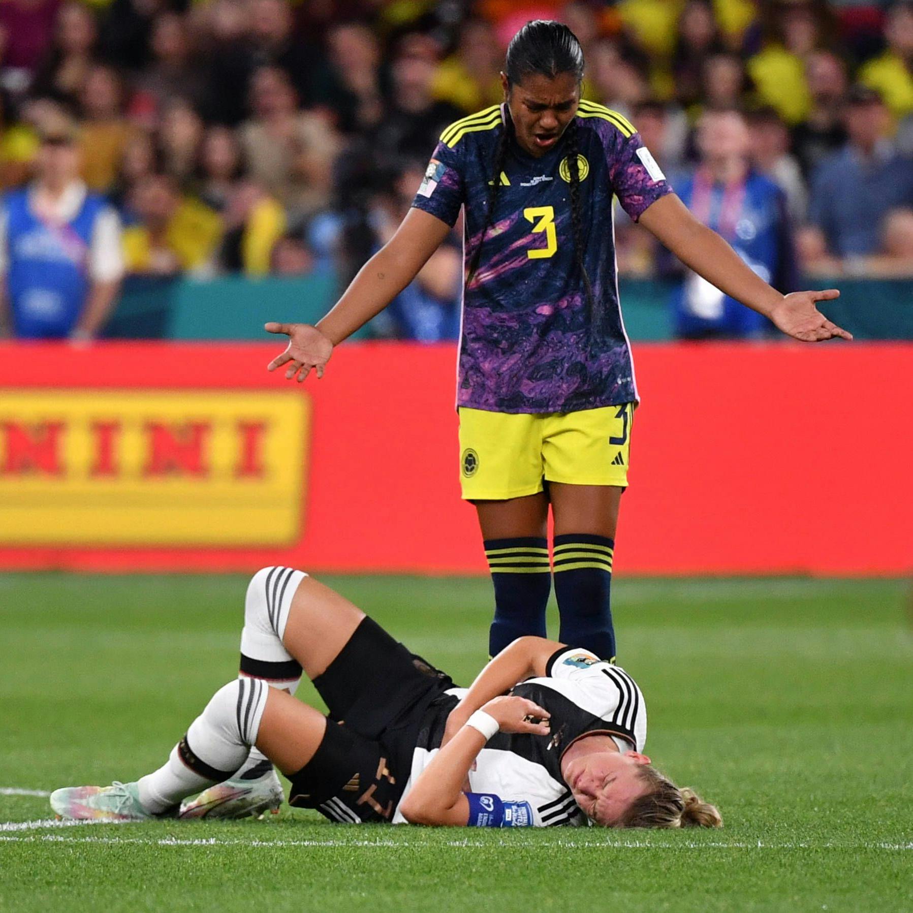 Alexandra Popp liegt nach einem Ellbogencheck am Boden. Die Kolumbianerin Daniela Arias tut so, als ob nichts gewesen wäre.