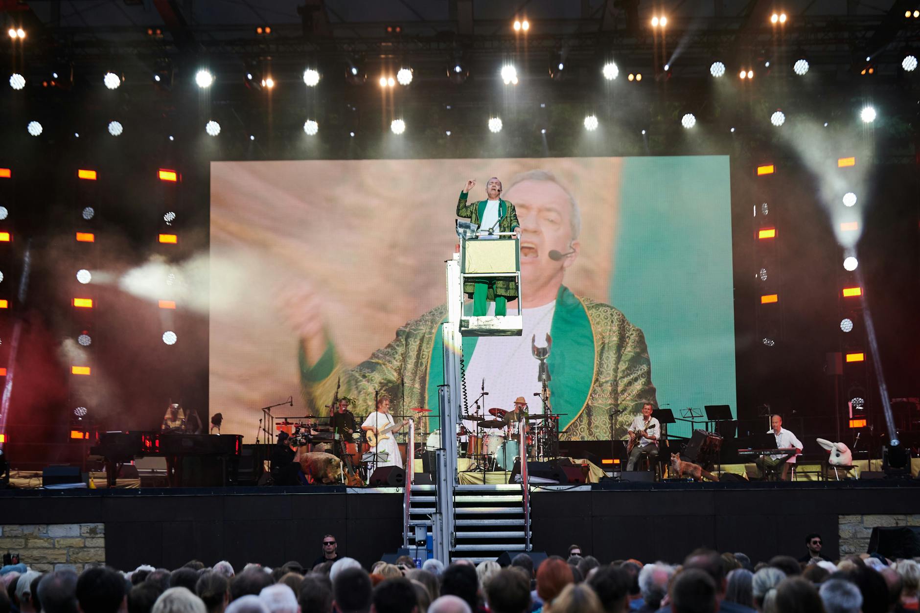 Rainald Grebe sagt, kurz bevor er auf die Hebebühne steigt: „Ich bin jetzt wieder schwindelfrei“. Dann singt er das Lied „Präsident“ in der Waldbühne.