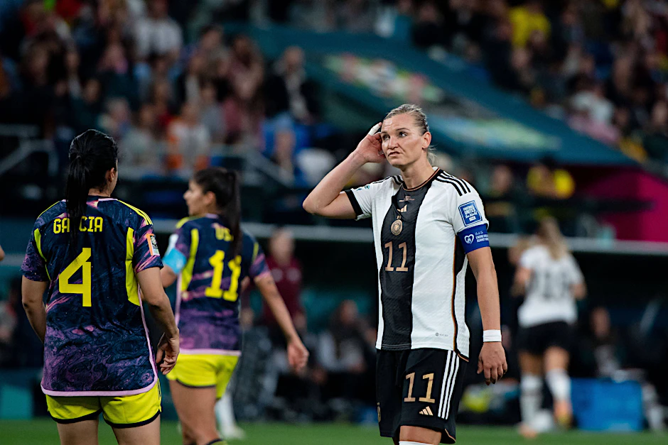 Das sieht gar nicht gut aus! Deutschlands Kapitänin Alexandra Popp machte zwar gegen Kolumbien per Elfer den Ausgleich, doch Kolumbien gewann 2:1 in der Nachspielzeit.