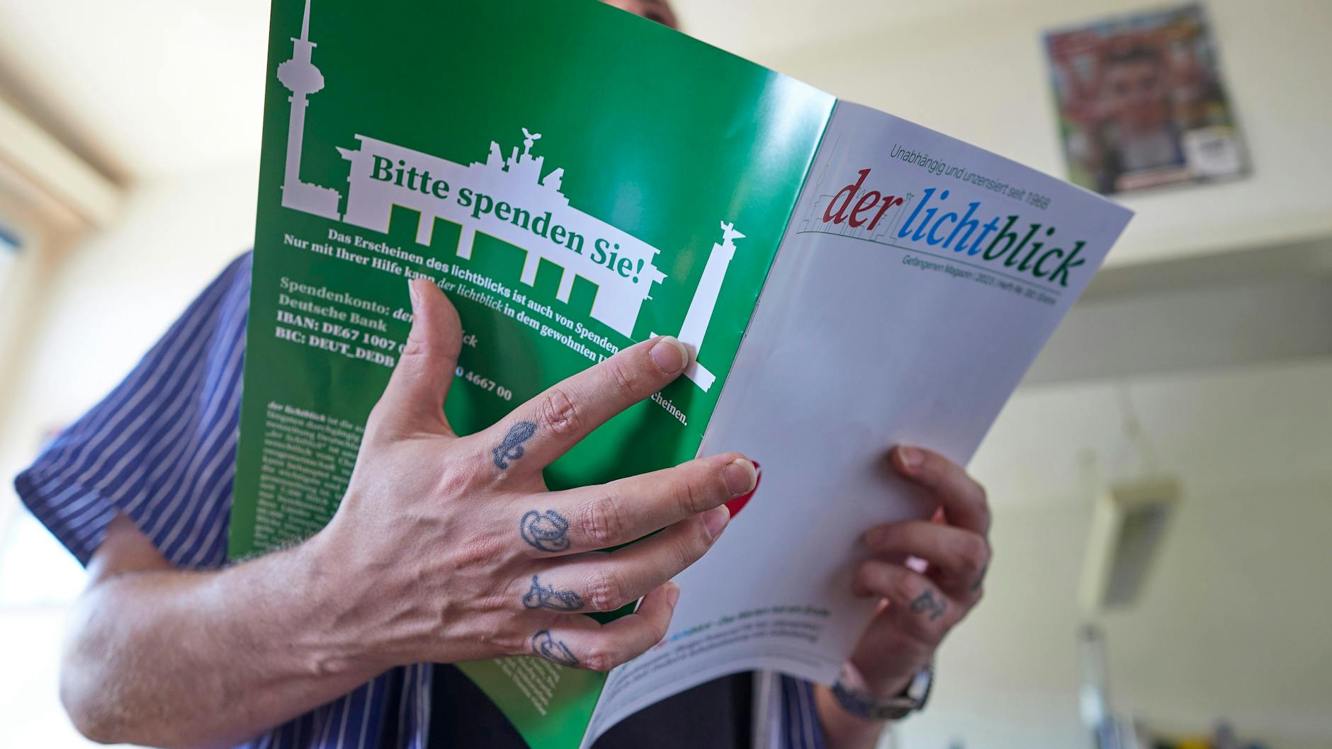 Ein Redakteur der Gefangenenzeitung blättert im Zellentrakt der Justizvollzugsanstalt Tegel die aktuelle Ausgabe durch.