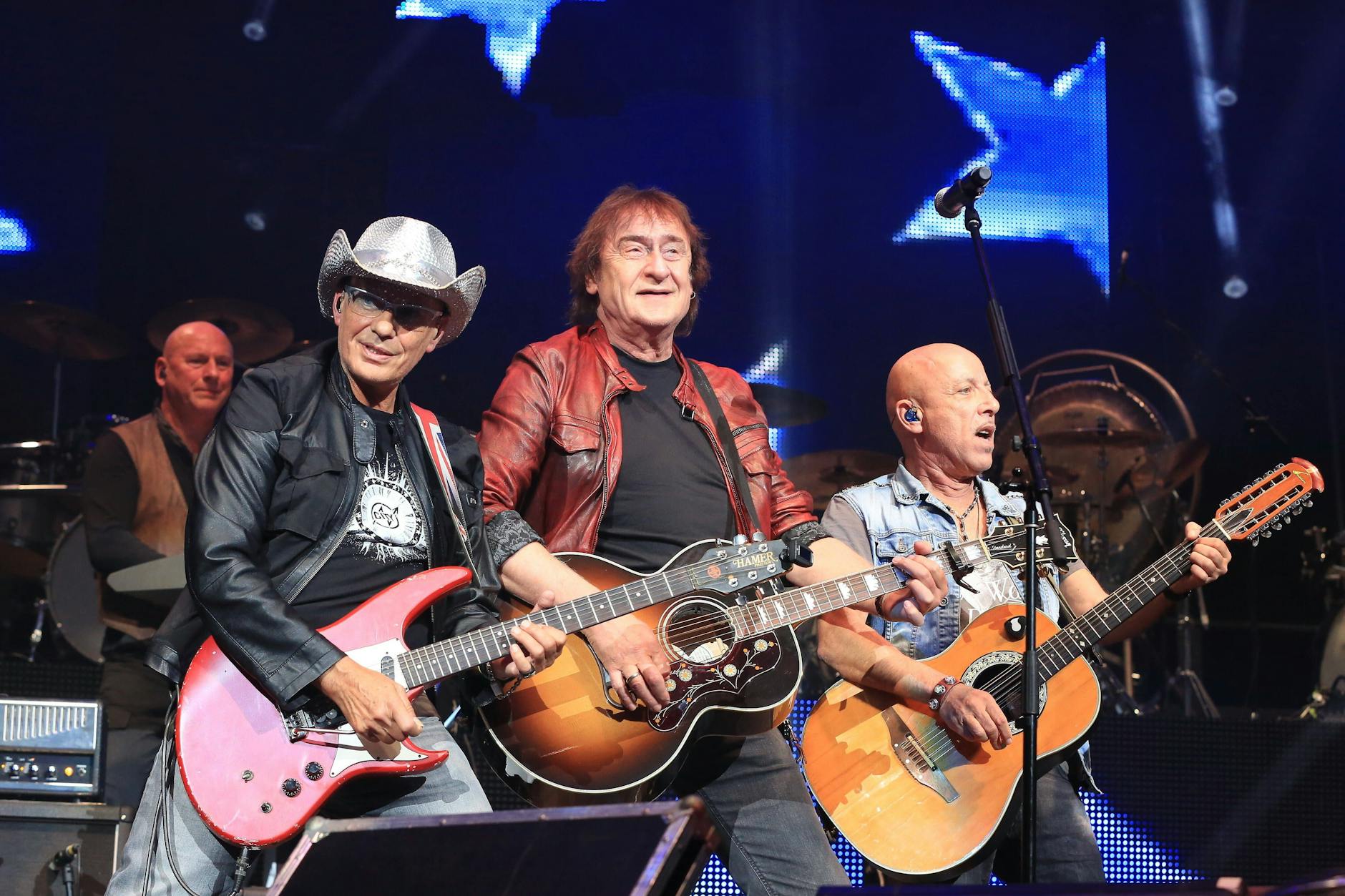 Dieter „Maschine“ Birr von den Puhdys, eingeschlossen von den City-Musikern Fritz Puppel und Toni Krahl.