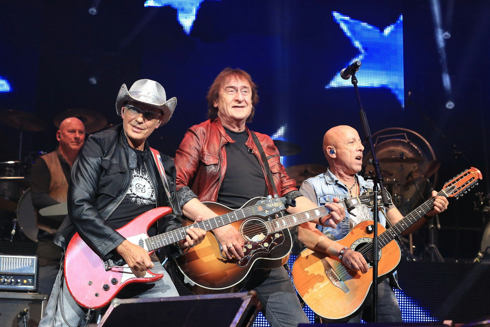 Dieter „Maschine“ Birr von den Puhdys, eingeschlossen von den City-Musikern Fritz Puppel und Toni Krahl.