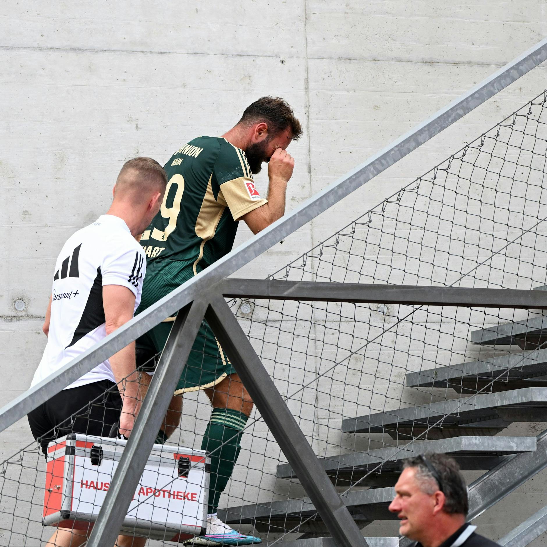 Mit schlechter Laune steigt Lucas Tousart beim Test gegen Udinese Calcio verletzt die Treppen zur Kabine hoch.