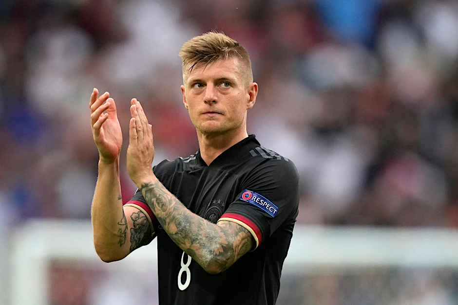 ARCHIV - Leidet mit Bundestrainer Hansi Flick: Toni Kroos.  