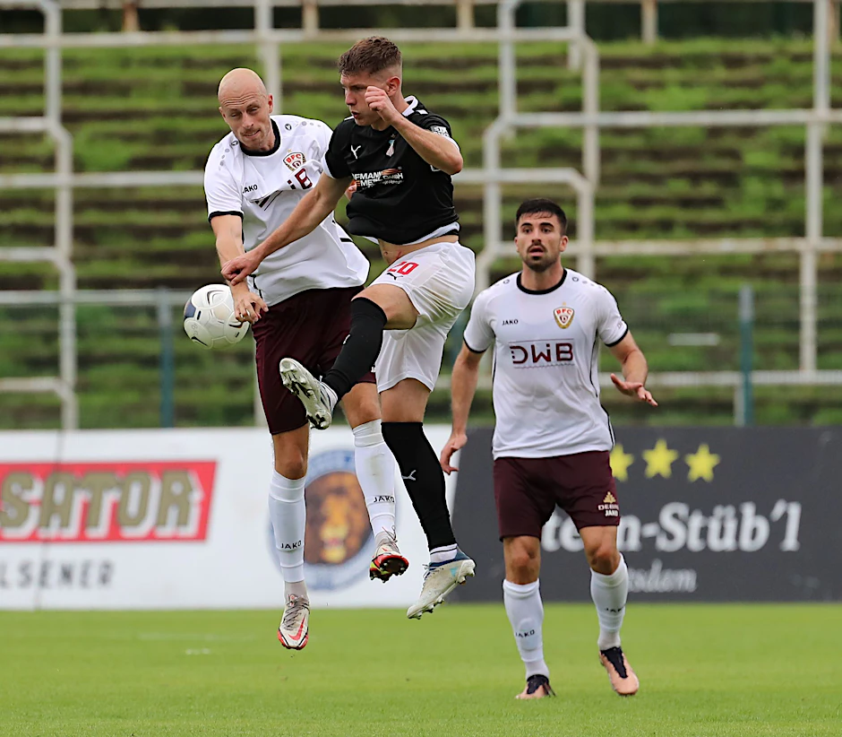 Steffen Eder in Aktion: Der Neuzugang des BFC Dynamo hatte die Situation wieder einmal im Griff. David Haider (r.) kann entspannt zukucken.
