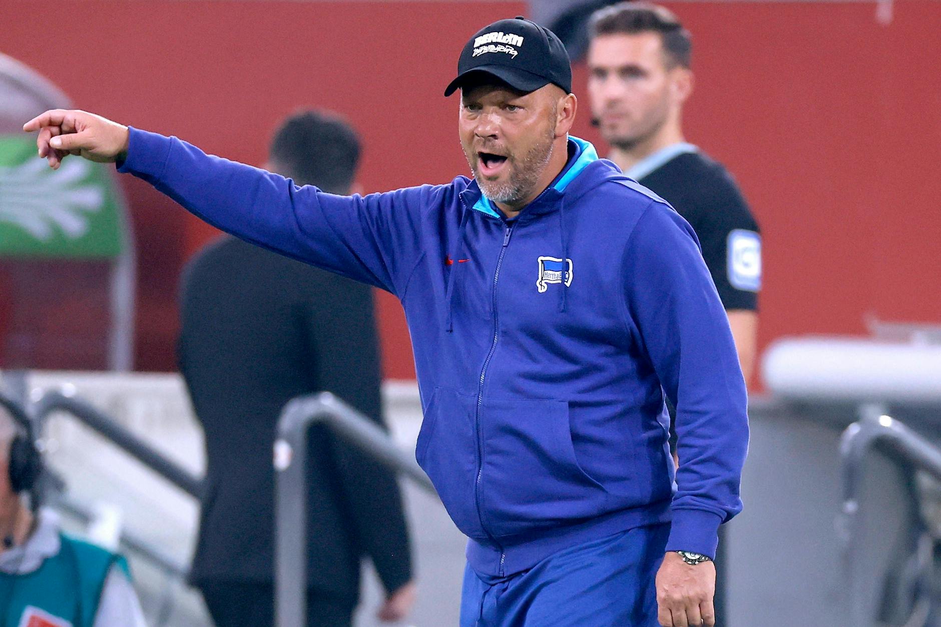 Herthas Trainer Pal Dardai feuerte seine Profis lautstark an der Seitenlinie an. Doch es half nichts. Die Blau-Weißen trafen das Tor nicht.