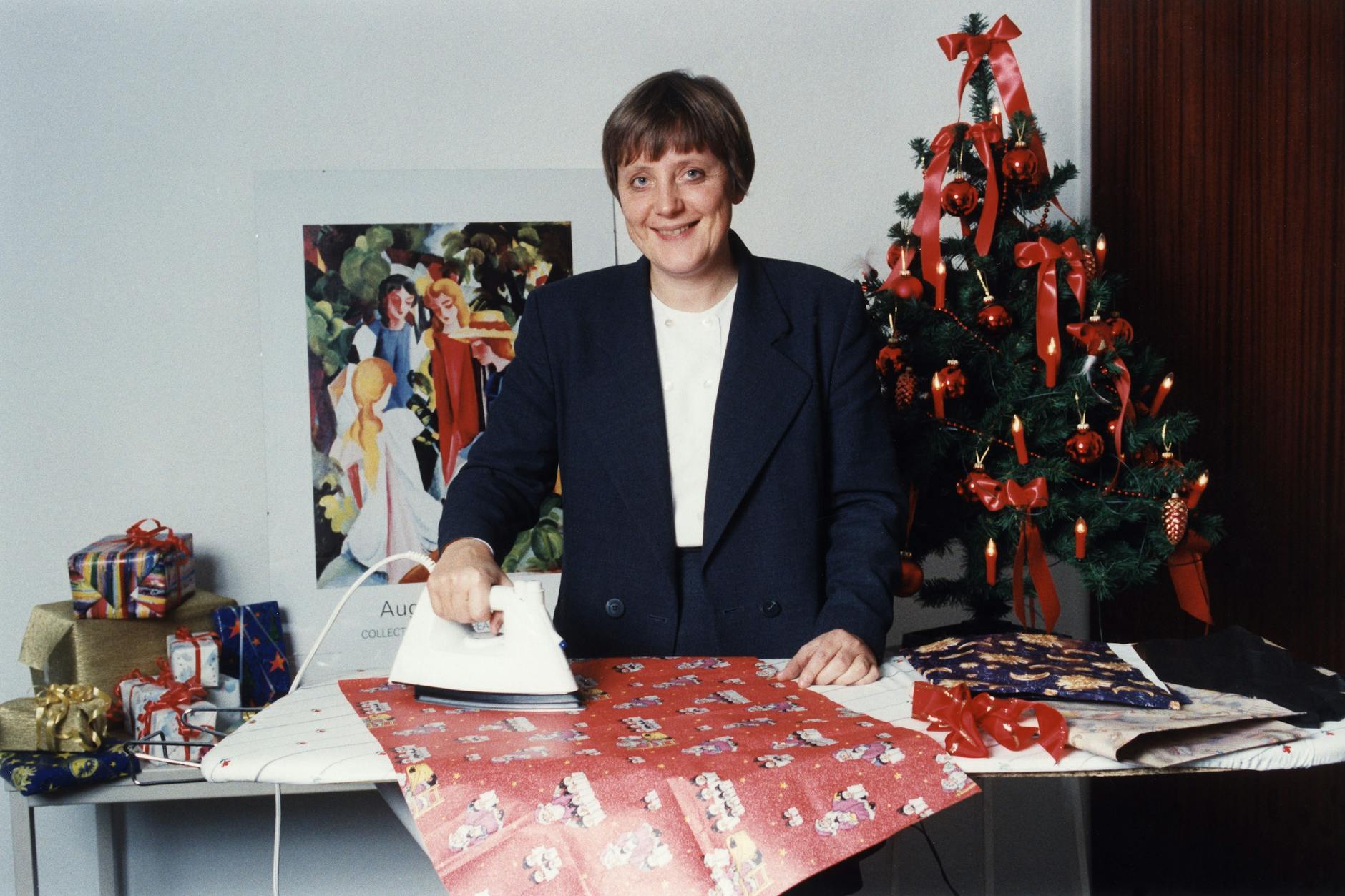 Angela Merkel im Jahr 1994 beim Bügeln von Geschenkpapier. Das sei ein alter DDR -Trick, sagte sie.