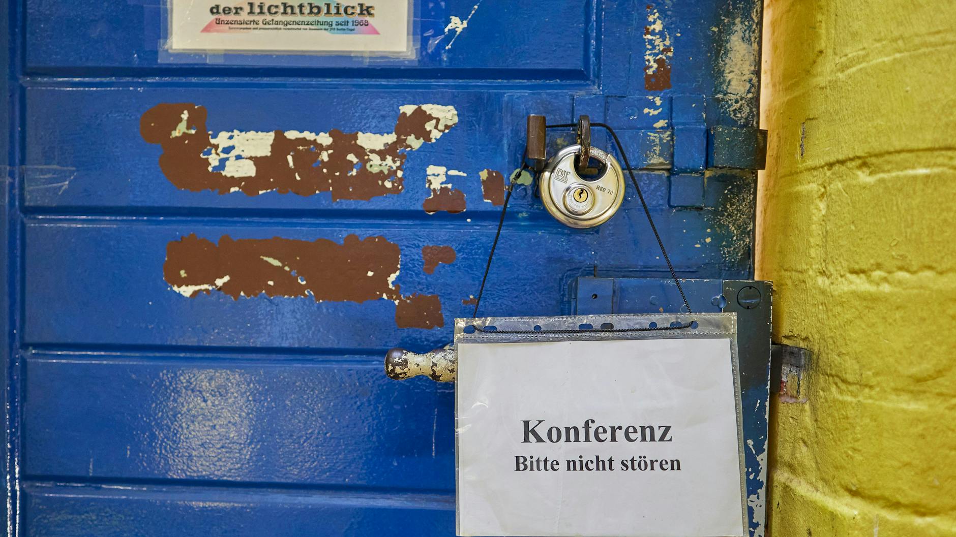 Eine Zellentür der Justizvollzugsanstalt Tegel ist als Redaktionsraum der Gefangenenzeitung Der Lichtblick gekennzeichnet.