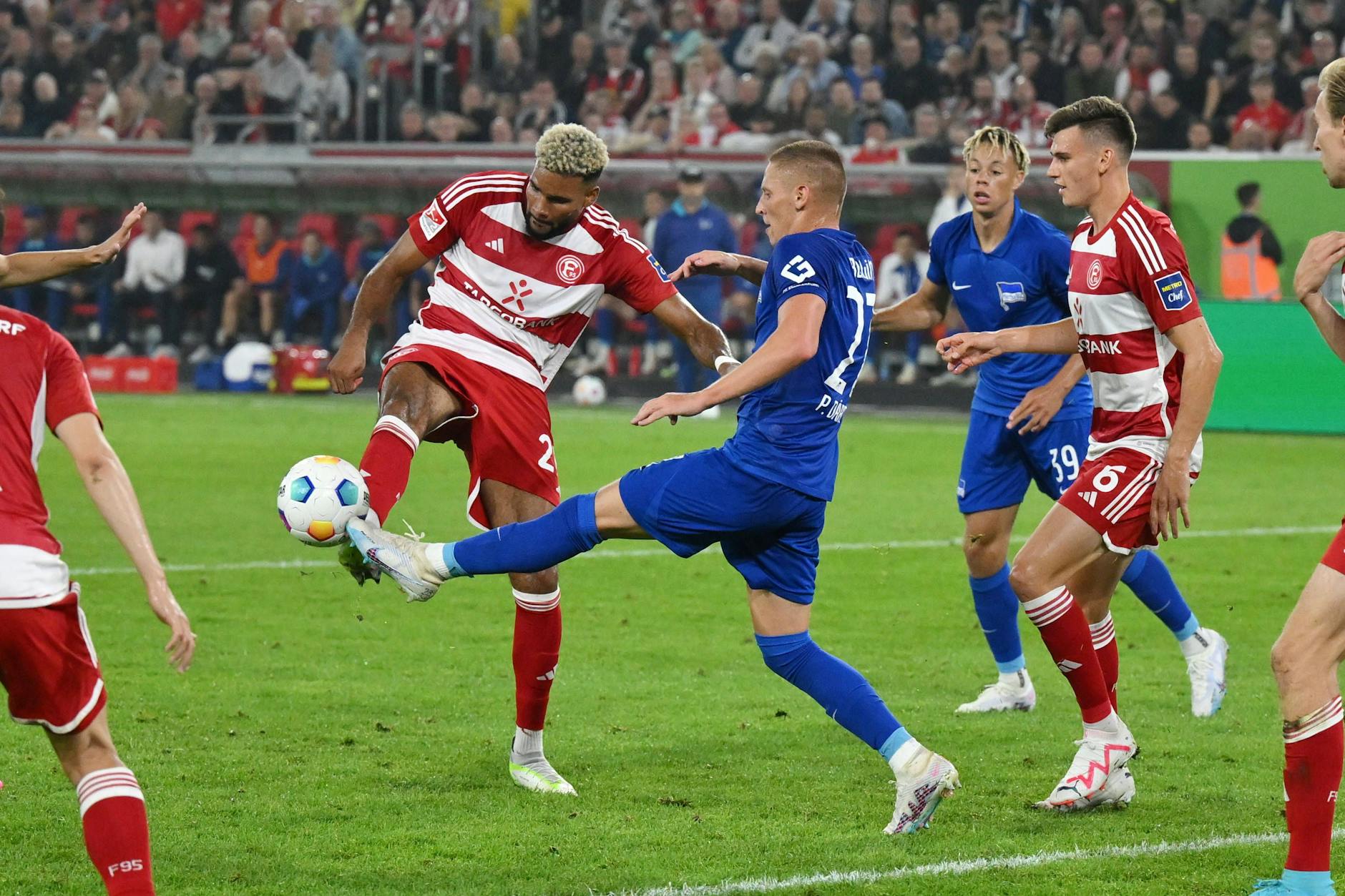 Herthas Palko Dardai im knallharten Duell mit Fortunas Jamil Siebert. Beinahe wäre Pal Dardais ältester Sohn in Düsseldorf gelandet.