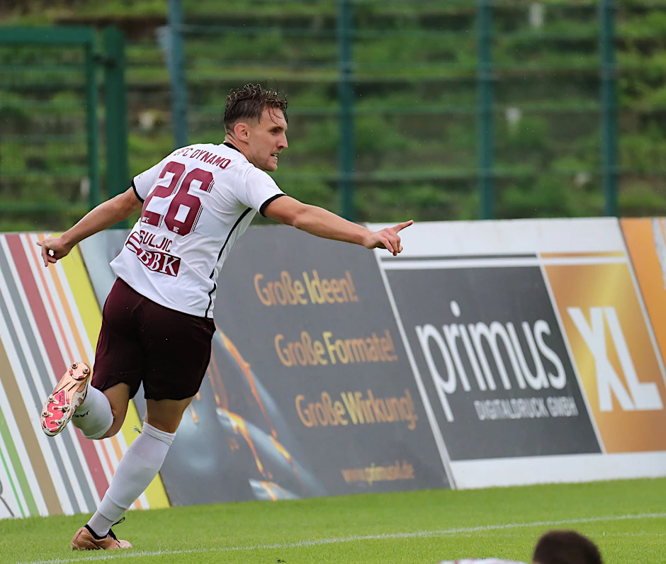 Amar Suljic dreht jubelnd ab nach seinem Treffer zum 3:0 für den BFC Dynamo gegen den FSV Zwickau.