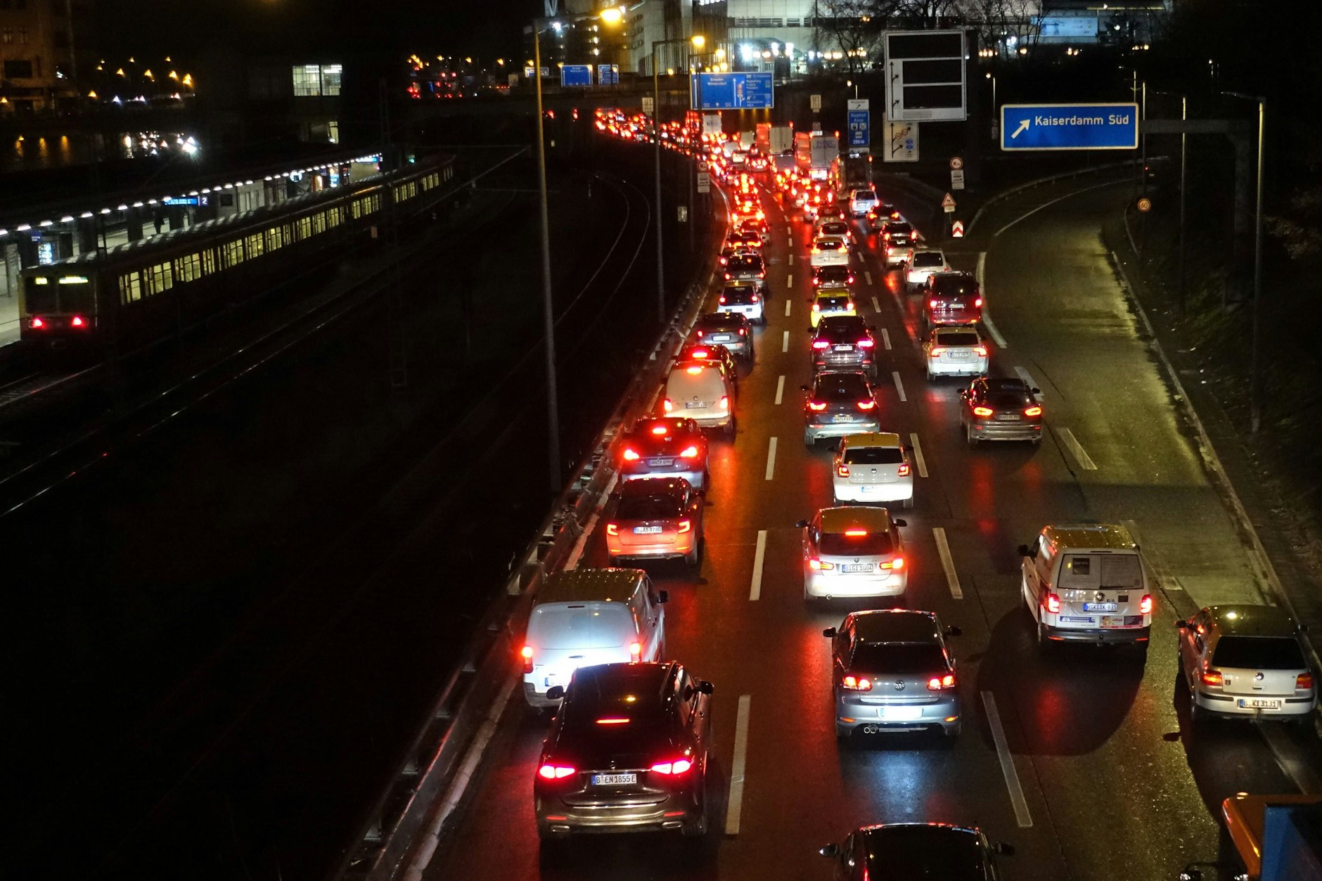 Die A100 wird in Berlin nachts gesperrt.